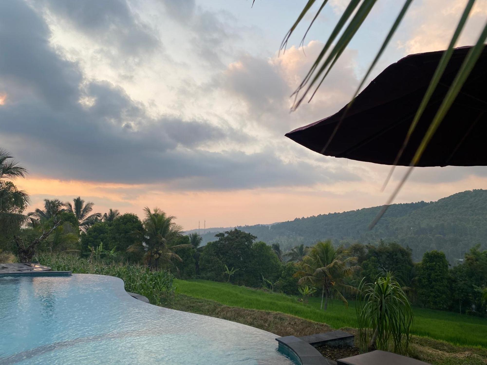 Lesong Hotel And Restaurant Munduk Buitenkant foto